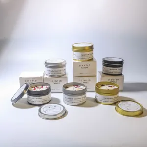 Candele profumate fatte a mano in cera di soia con fiori secchi in scatole di latta