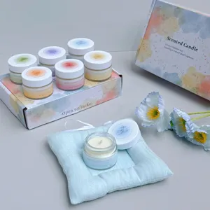 Detaillierte Ansicht der Mini-Aromatherapie-Kerzengläser und der bunten Aquarell-Geschenkbox