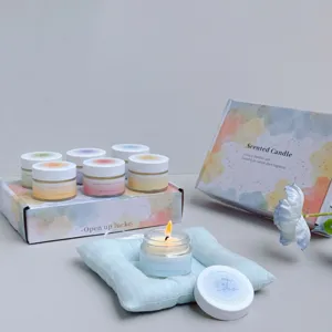 Detailansicht des Aromatherapie-Sojakerzen-Geschenksets mit pastellfarbener Aquarellverpackung