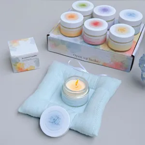 Detailansicht eines handgemachten Sojawachs-Duftkerzen-Geschenksets mit brennendem Glas