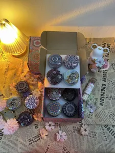 Set regalo di otto candele profumate in scatole di metallo mandala con fiori secchi