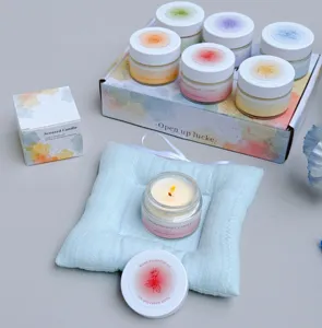 Detaillierte Ansicht einer brennenden Duftkerze aus einem Set mit ätherischen Ölen