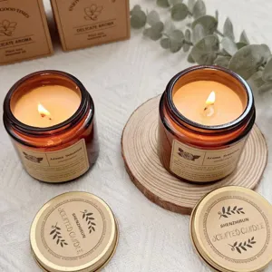 Velas aromáticas de cera de soja en tarros de cristal ámbar con detalles de madera