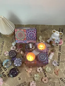 Set regalo da 8 candele profumate mandala in lattine con petali di fiori secchi.