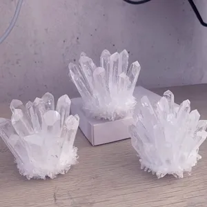 Dettaglio ravvicinato di cluster di cristallo di quarzo bianco naturale su legno