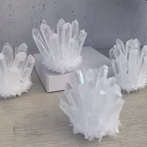 Primo piano di cluster di cristallo bianco naturale per arredamento della casa moderna