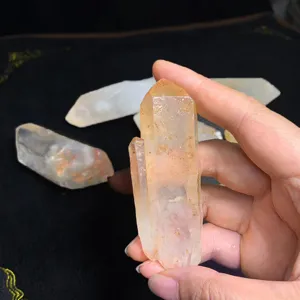 Vue détaillée d'une pointe de cristal de quartz blanc naturel brut dans la main