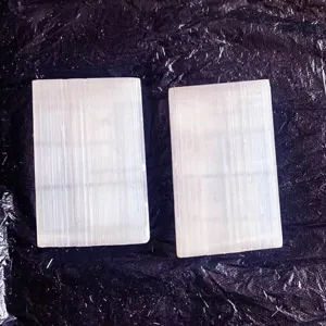 Κοντινό πλάνο φυσικών πλακών σεληνίτη με ινώδη υφή από σατινέ σπάτουλα