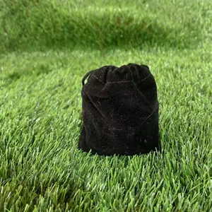 Pochette de rangement en velours noir pour pierres de cristal naturelles sur herbe