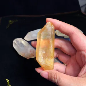 Gros plan d'une pointe de cristal de citrine naturelle brute non polie spécimen rare