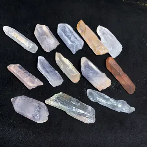Gros plan de pointes de cristal de quartz naturel brut montrant une texture