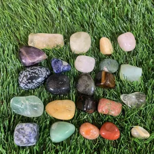 Assortiment de pierres de cristal naturelles polies colorées pour la décoration d'aquarium