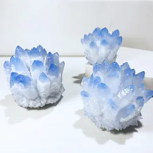 Vista dettagliata di tre fiori di cristallo con punte blu su base bianca.