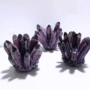 Vista dettagliata di tre cluster naturali di cristalli di ametista viola con texture scintillanti