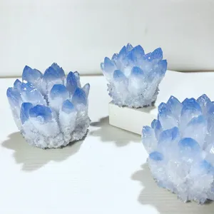 Dettaglio macro di gruppi di cristalli blu per decorazioni casa e ufficio.