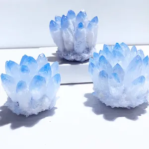 Primo piano di ammassi di cristallo blu e bianco per la decorazione della casa e dell'ufficio