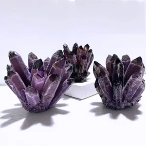 Vista dettagliata di tre grappoli di cristalli di ametista viola intenso per decorazione