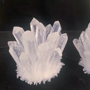 Grappolo di cristallo di quarzo bianco naturale per decorazioni eleganti e guarigione