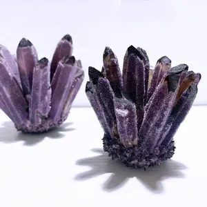 Vista macro del gruppo di cristalli di ametista viola con punte e dettagli strutturati.
