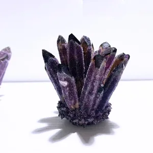 Vista macro di un gruppo di cristalli di ametista naturale per la decorazione della casa