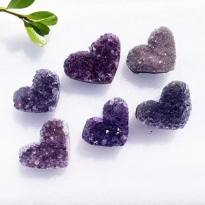 Vista dettagliata di ammassi di ametista naturale a forma di cuore con trama cristallina