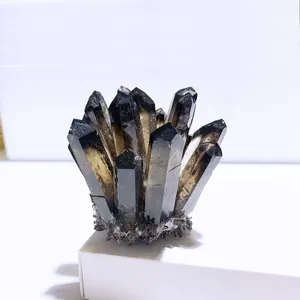 Dettaglio di un ammasso di cristalli di quarzo fumé naturale con sfaccettature