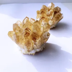 Dettaglio ravvicinato della trama traslucida dei cluster di citrino naturale