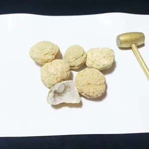 Gros plan sur des géodes d'agate du Maroc non fissurées et un intérieur en druse de cristal.