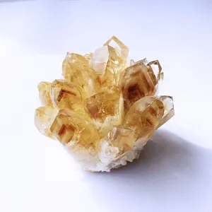 Dettaglio macro di un ammasso di cristalli di citrina naturale con sfaccettature oro
