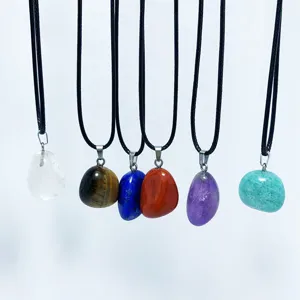 Colección de colgantes de piedra de cristal natural pulido de varios colores en cordones negros