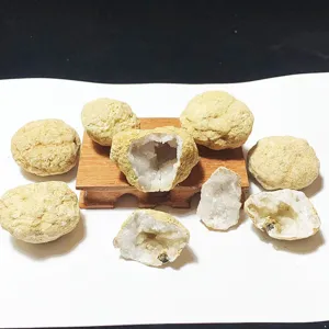 Spécimens de géode de quartz blanc marocain naturel avec amas de cristaux