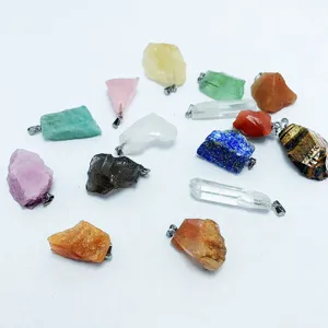 Detaillierte Anzeige verschiedener roher Naturkristall-Steinanhänger für DIY-Schmuck