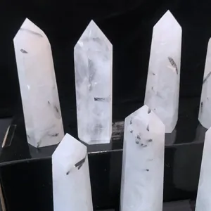 Vue rapprochée de piliers en cristal blanc naturel avec inclusions de tourmaline noire