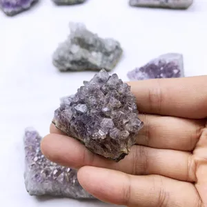 Detailansicht eines natürlichen Uruguay-Amethyst-Kristall-Cluster-Minerals