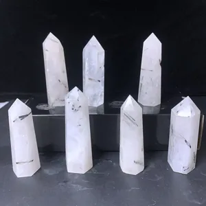 Gros plan détaillé de pointes de quartz clair naturel avec inclusions de tourmaline noire