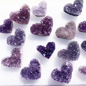 Scatto dettagliato di vari cluster di cristalli di ametista viola naturale a cuore