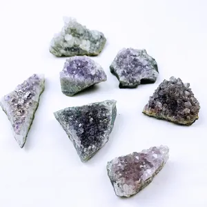 Nahaufnahme von mehreren natürlichen Amethyst-Kristallen mit leuchtend violetten Facetten