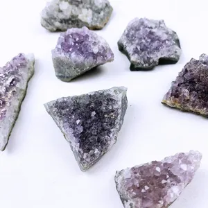 Makrodetail von rohen natürlichen uruguayischen Amethyst-Kristall-Quarz-Clustern auf Weiß