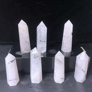 Tours en cristal de roche naturel avec inclusions de tourmaline noire décorative