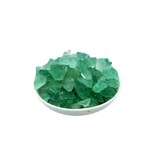 Natürliche grüne Fluorit-Rohsteine in einer weißen Schale für Aromatherapie