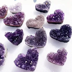Vista dettagliata di diversi grappoli di cristallo di ametista naturale a forma di cuore