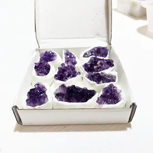 Ensemble de spécimens de grappes de cristal d'améthyste naturelle d'Uruguay en boîte