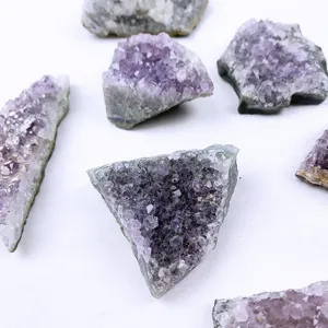 Nahaufnahme von natürlichen lila Amethyst-Clustern aus Uruguay als Mineralien Proben