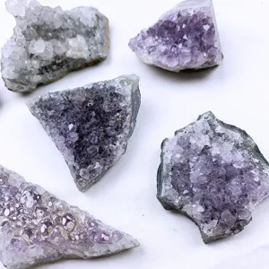 Makroaufnahme zeigt die Textur von natürlichen Uruguay Amethyst-Kristallclustern in Violett