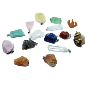 Sammlung verschiedener Naturkristall-Rohstein-Anhänger für die DIY-Schmuckherstellung
