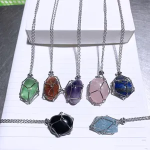 Siebenteiliges Set aus Naturkristallstein-Halsketten mit silbernen Metallkäfig-Anhängern