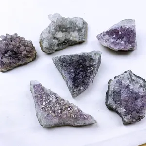 Nahaufnahme natürlicher Uruguay Amethyst-Cluster mit rohen lila Kristallstrukturen