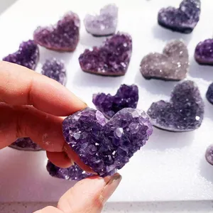 Campione di cluster di druse di ametista dell'Uruguay a forma di cuore naturale per decoro