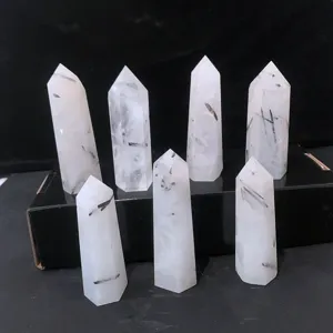 Colonnes de quartz clair naturel avec tourmaline noire, ensemble de cristaux polis