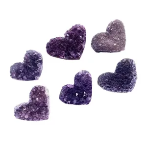 Grappoli di ametista naturale dell'Uruguay a forma di cuore per decoro domestico